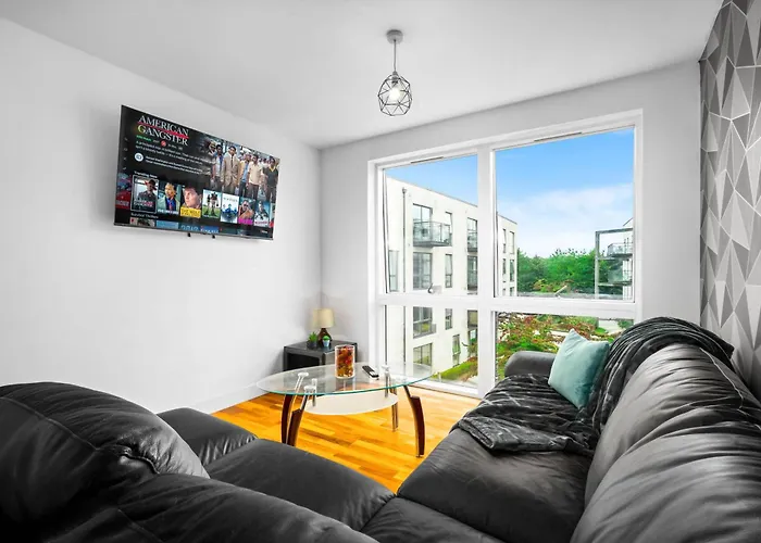 Spacious 2 Bed Apartment And Free Parking