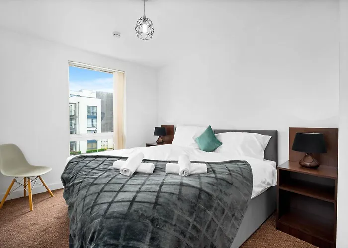 Spacious 2 Bed Apartment And Free Parking
