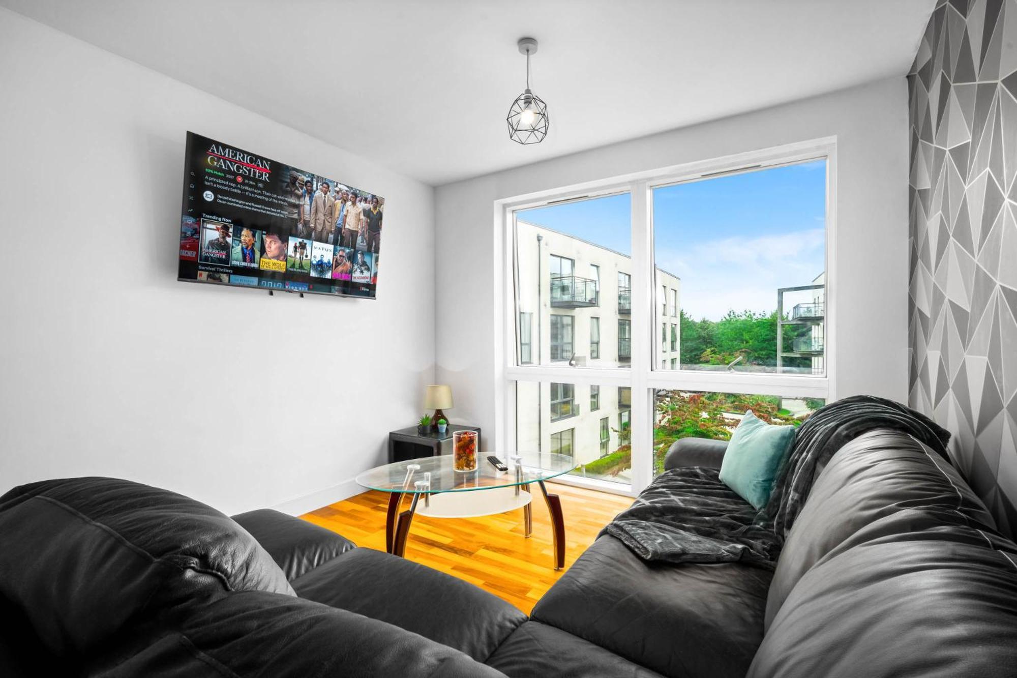 Spacious 2 Bed And Free Parking Apartment